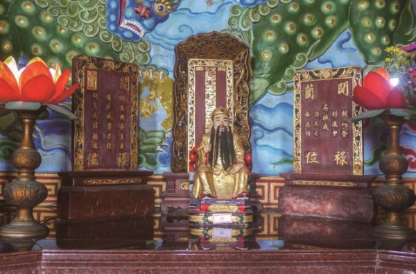 三樓開成寺龍側神龕主祀吳沙公，即早年吳沙祠的概念。( 張恆瑞攝)