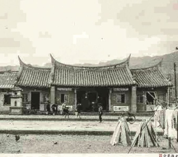 開成寺廟埕曾帶給許多人童年回憶( 民國60 年)( 宜蘭縣史館 提供)