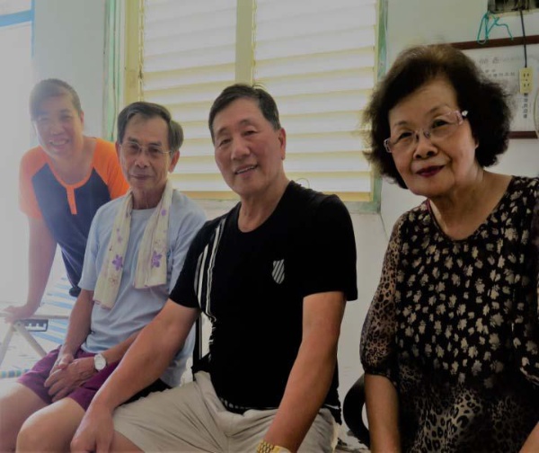 江錦煌與採訪團隊的合照