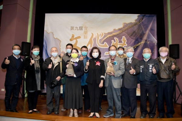 宜蘭縣長林姿妙親自頒贈宜蘭縣文化獎獎座給吳敏顯以及李榮春的家屬，表彰他們對宜蘭文化的貢獻