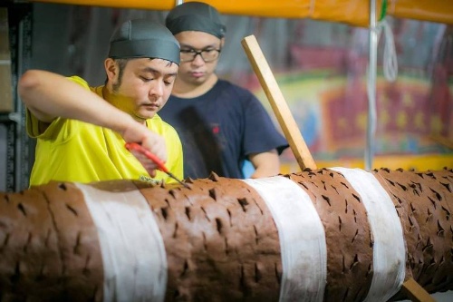 第三柱天香製作時要把製香原料一片一片黏到香芯上在烘乾，烘乾前用剪刀將表皮剪成針狀，針狀的大小、角度、彎度都需要細心計算過。