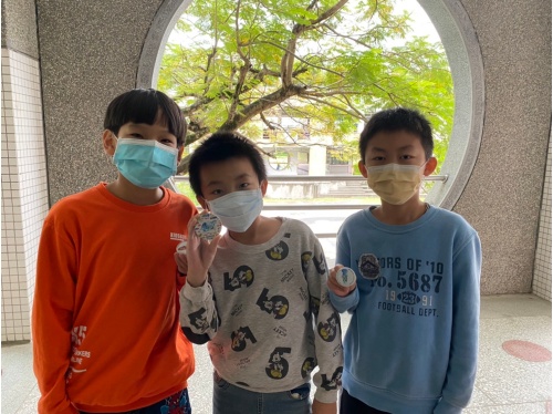 同學收到郵寄之前三名小禮物
