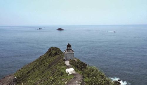 海面三仙台、漁船結合陸上海岬與燈塔，堪稱是全台最奇特的人文景觀。（陳財發提供）