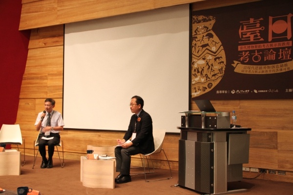 2017台日考古論壇，第六場案例分享的主持人陳有貝(左)，和主講人平田健(右)。