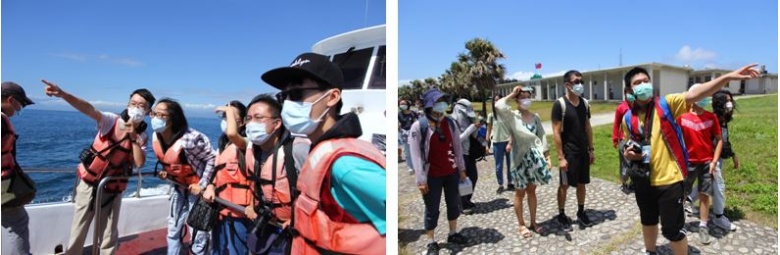 左：導覽員和民眾介紹海鳥。 / 右：導覽員和民眾介紹龜山島舊聚落。