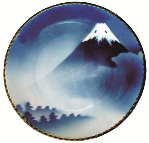 日治時代．日本─青花噴釉富士山圖盤  / 蔡聰德提供。