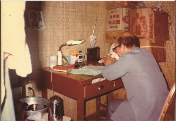 李榮春寫作的背影。1985年6月， 陳有仁攝於頭城開蘭東路。
