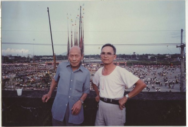 與摯友陳有仁於1991頭城搶孤攝影留念。李榮春筆下的短篇小說「看搶孤」有精彩萬分的描寫搶孤情景。