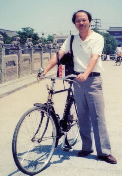 吳敏顯參加北京藝文活動，在盧溝橋上騎腳踏車。
