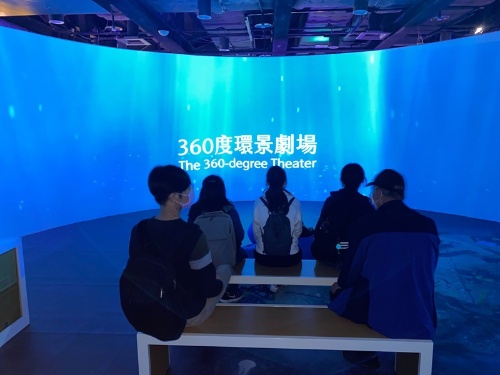 現場360度環景劇場也是本次展覽亮點之一，透過聲音光線營造出海底的奇幻色彩。