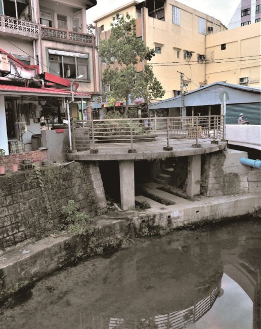 據云：以冷泉洗衣物會愈洗愈白，導致沿著冷泉溪畔出現不少浣衣池的棚架。其中位於冷泉橋旁的「大井頭」浣衣場更是洗衣婦蔟擁的地方。其棚亭平台曾經安置七仙女的雕像，陳進東縣長並賦詩吟景：「山溪湧冷泉，稀世入詩篇；水潤身心爽，人忘世俗纏；景添仙女像，影映白雲天；逝者何須嘆，開來啟後賢」。如今「大井頭」浣衣風光已褪，仙女雕像更早被移除了。（陳財發提供）