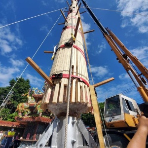 今年製作的天香因為香芯比以往都細，卻要承受更多的重量，因此任務比以往更艱鉅。