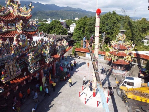 豎立天香是一座大工程，需要眾人的協助才能順利完成。