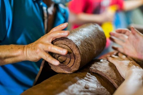 將厚度1公分的黏土片放至香芯上，類似製作千層派的方式一片一片黏上。