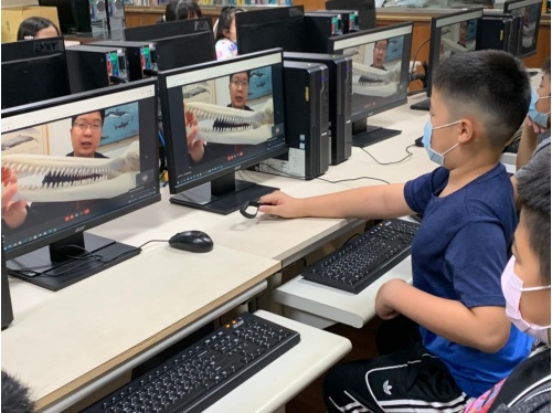 講師展示瓶鼻海豚頭骨