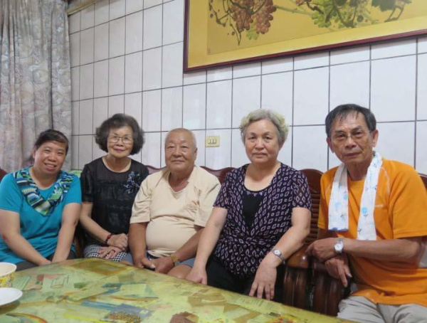 與採訪團隊的合照