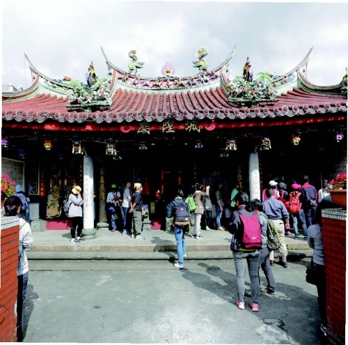 宜蘭城隍廟運用了很多工藝媒材跟技巧，有一體成型的L 型或是斜角度等特殊造型，加上手繪彩瓷及剪黏，可見當時的工藝水平之高。