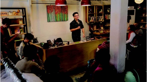 STAY 旅人書店除了有年輕人的獨立書店、手作、音樂創作等新的文創，也常舉辦交流活動提供經驗給在地青年分享。