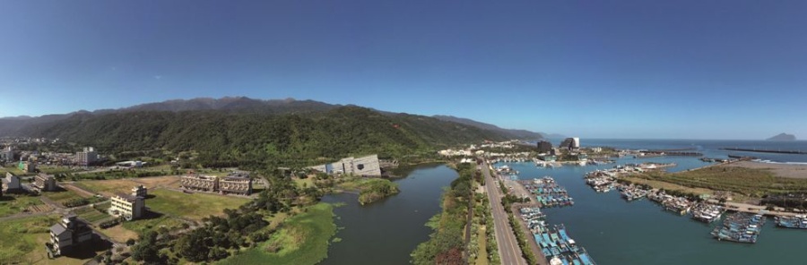 蘭陽博物館完整保留了烏石港舊址，並結合烏石礁、濕地與龜山島地景