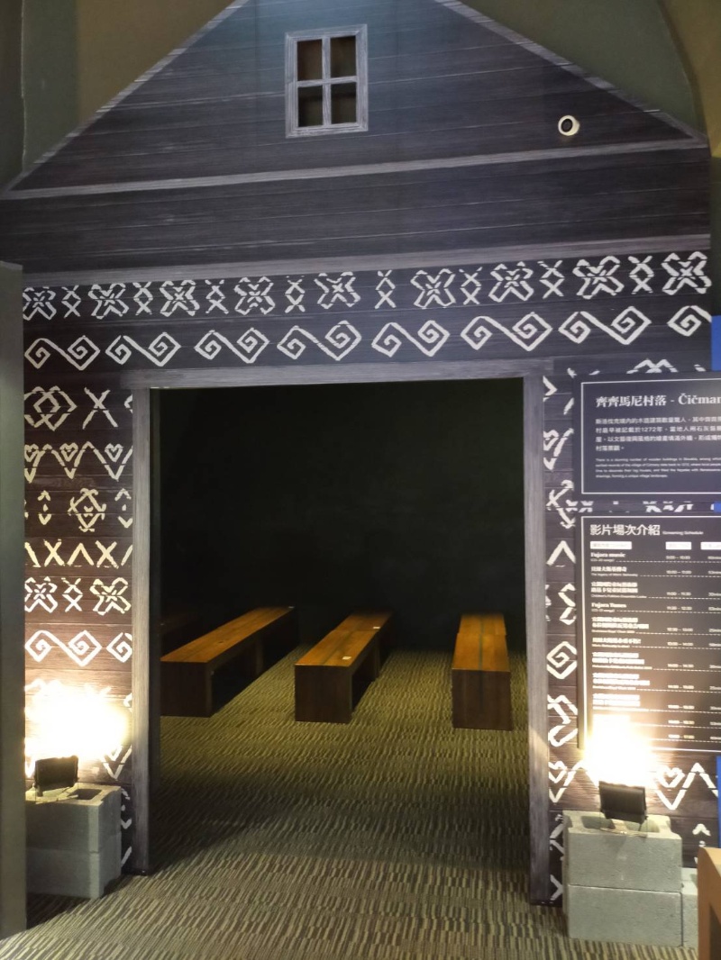 以繪畫填滿外牆，齊齊馬尼村落形成獨特的景觀。