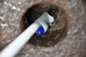 砲管內使用長桿毛刷進行保護層塗刷