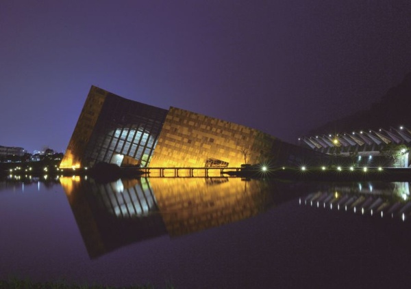 蘭陽博物館的建築造型取自東北角海岸常見的單面山