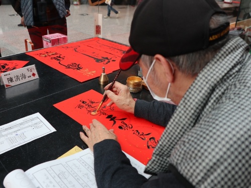 陳清海老師現場展示彩畫藝術設計融合在書畫的深厚功力。