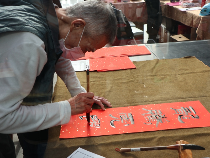 名書法家康懷老師，出生於頭城書法世家，自小勤練書法，筆觸蒼勁有力。