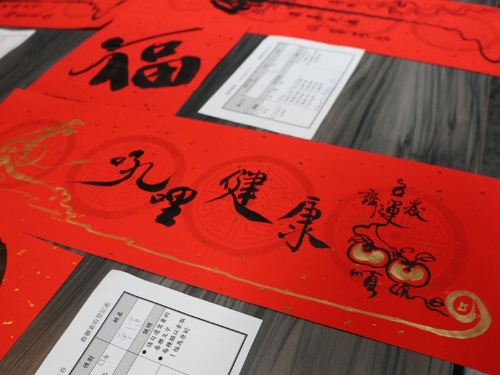 在蘭博親自領取大師親筆寫下的祝賀春聯，成為大家不可或缺的一種儀式感。