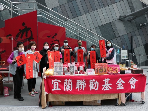 聯合勸募基金會在活動現場設置的攤位，現場民眾發揮雪中送炭的精神熱烈響應。