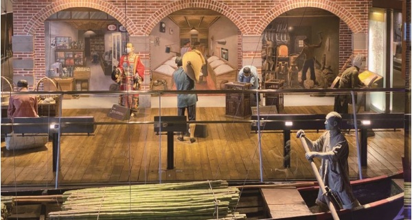 象徵河運時代的西門渡口，站在人物旁邊可以聽到「心聲」喔。