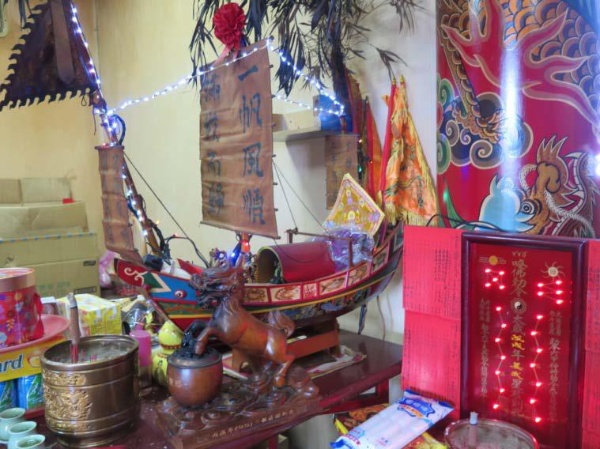 宮內供奉蘭邑少見的王船及龍馬神尊。