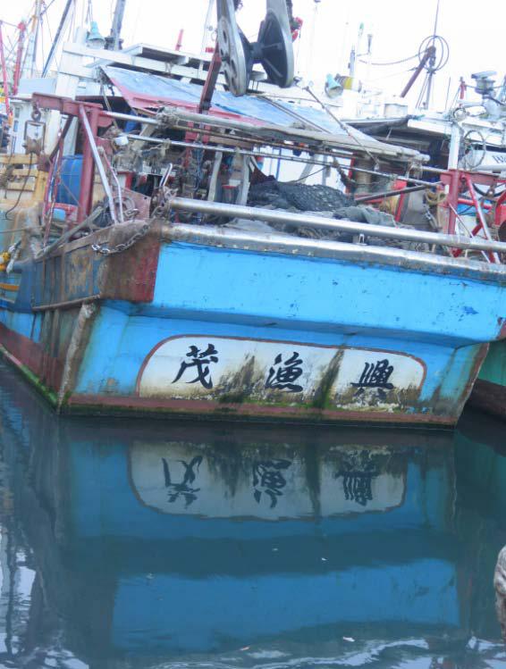 漁船後座船板載負「卡越仔」漁網。