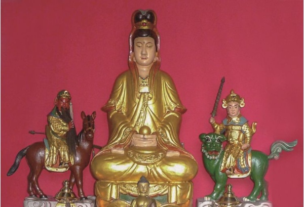 蓮光寺遷至下福成後，原靜養堂的佛像則改由盧家供奉。觀音兩側的護法神( 韋馱與伽藍)，除了各執法器 以外，也各有坐騎。造型有別於一般傳統寺院，顯現出在家佛教與傳統佛教「同中有異」！