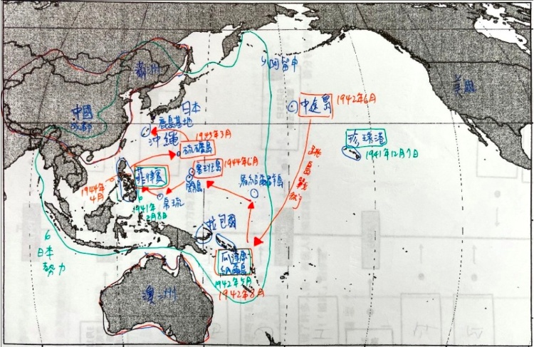 照片三：學生繪製太平洋戰爭地圖
