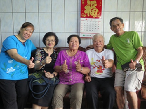 王樹堂伉儷與採訪團隊合影