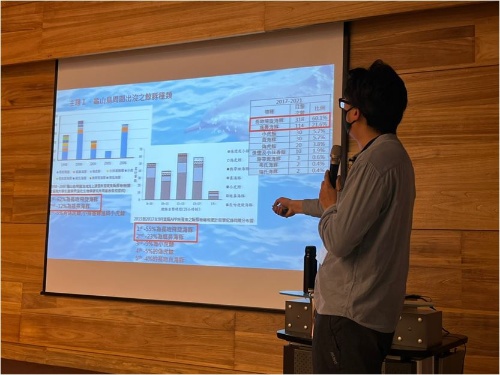 鯨豚協會的曾鉦琮秘書長介紹著在龜山島出沒的鯨豚有多達十種。