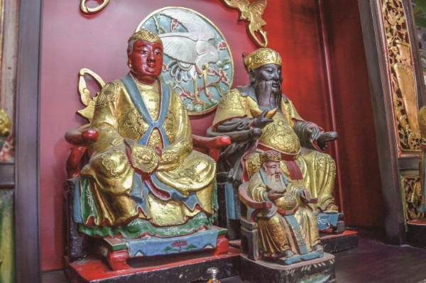 北門福德祠土地公、土地婆及南北門輪祀的小土地公。(張恆瑞攝)