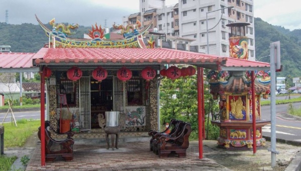 曾南移100多尺的水尾福德廟。 (張恆瑞攝)