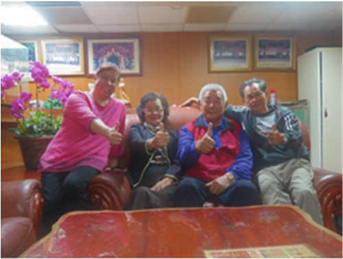 與採訪團隊合影