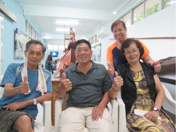 與採訪團隊合影