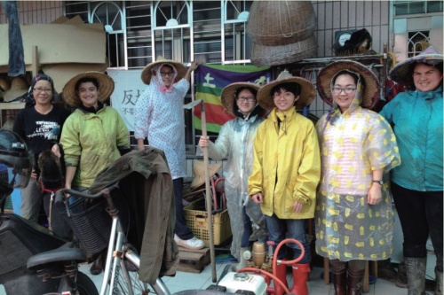 來土拉客參訪與打工的各國朋友 。照片：蔡晏霖提供