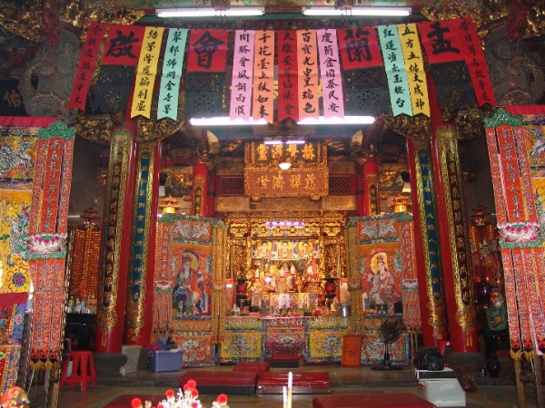 圖三：「盂蘭盆」係音譯，為「解倒懸」之意。農曆七月各地常辦盂蘭盆法會，圖為釋教壇場（桃園2006）
