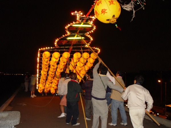 圖十：蘆洲地區仍有部分使用傳統人力來抬扛水燈排（蘆洲2004）