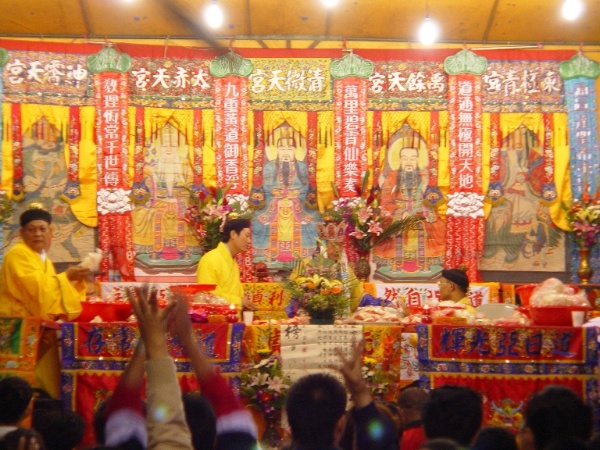 圖二十：南部靈寶派道士，高功登台說法普施孤魂的情形（台南外關帝港2005）