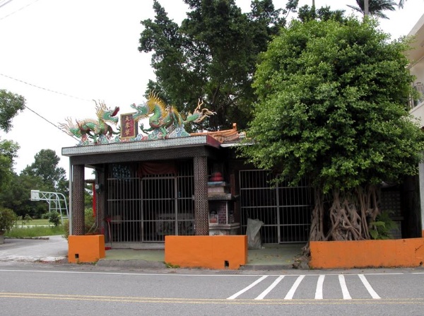 圖三： 學校與地方在校園西南隅，興建二座萬善堂收容挖出來的兩批無主骨骸。