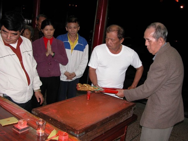 圖三：除了「觀落陰」牽亡魂外，「扶鸞」問事也是陰陽兩界溝通的特殊管道。