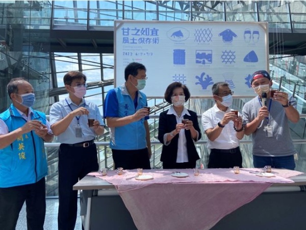 開幕當天，參與貴賓品嚐金棗西西里咖啡。