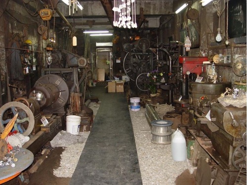 三剛鐵工廠內一樓展示空間。