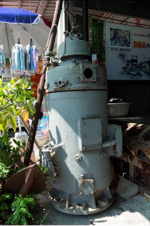 燒頭式內燃機位於三剛鐵工廠文物館內現況照片。